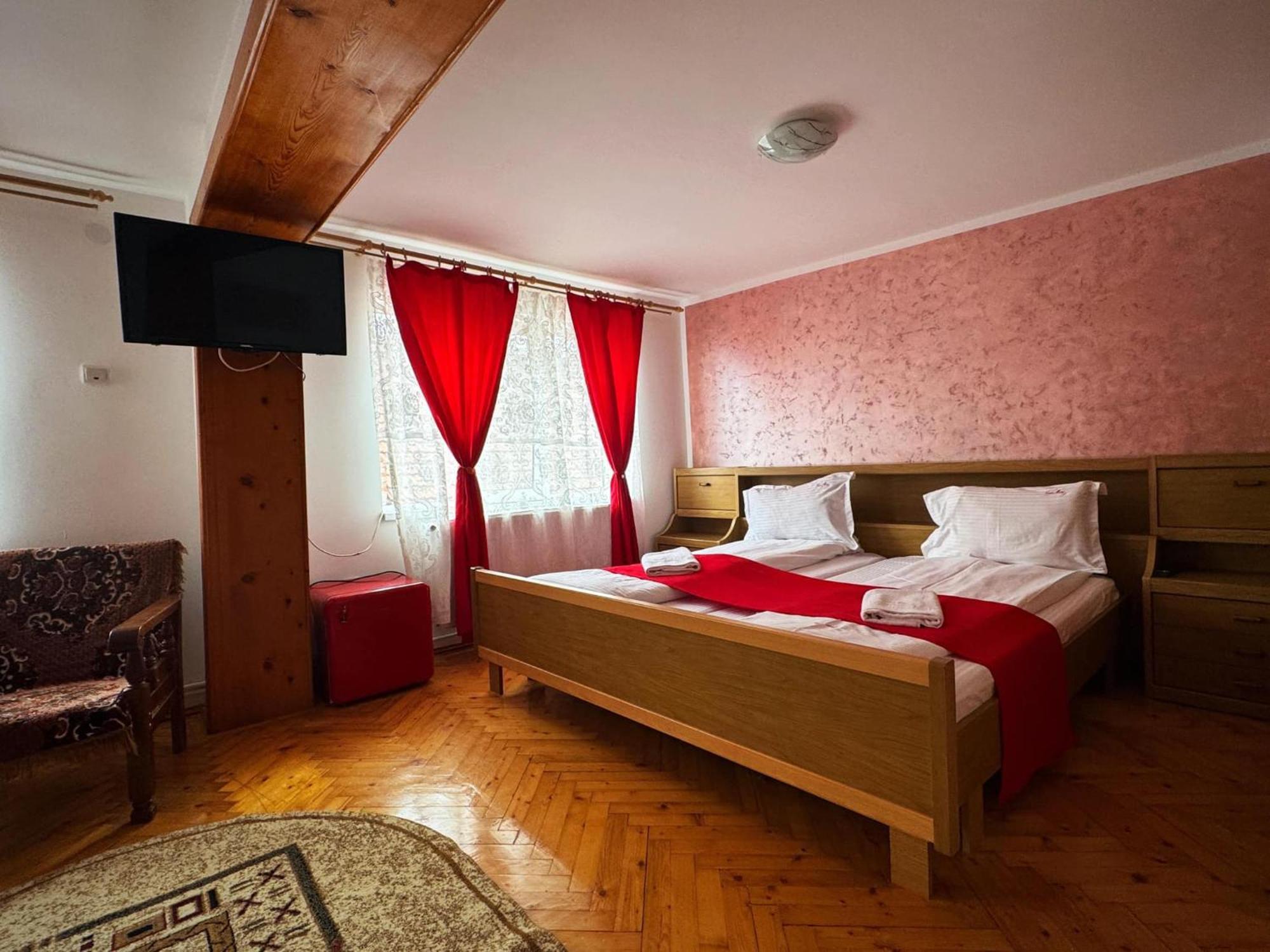Casa Mary Hotell Haţeg Exteriör bild
